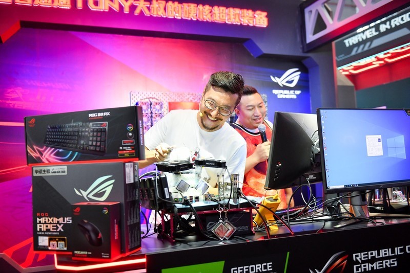 液氮超频+CF对抗赛 华硕主板引爆BW2021