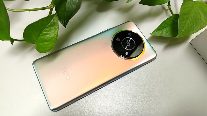 八年诚意 实至名归 直屏超窄边+66W超快充长续航一个都不少-荣耀X30初体验