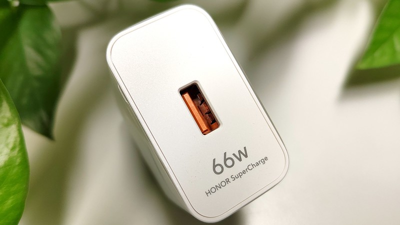 八年诚意 实至名归 直屏超窄边+66W超快充长续航一个都不少-荣耀X30初体验