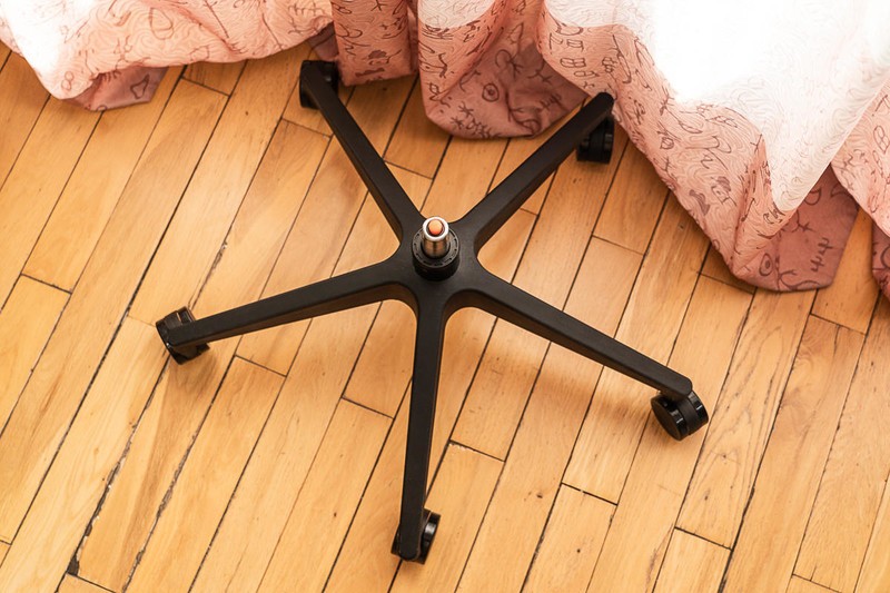 由于长时间在电脑前工作，加之没有注意保持良好的坐姿，非常不幸的患上了腰突，最严重