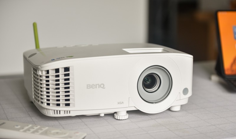 投影教学好帮手，入门教育投影仪推荐-明基E530智能商务投影仪