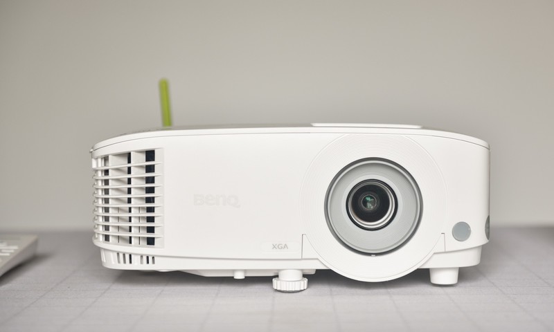 投影教学好帮手，入门教育投影仪推荐-明基E530智能商务投影仪