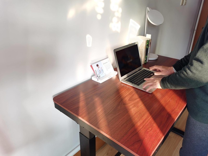 坐立不安的你需要一个乐歌E5电动升降桌，你的健康生活从此开启