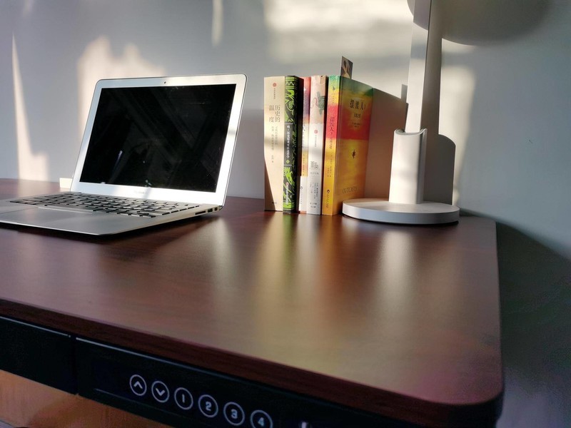 坐立不安的你需要一个乐歌E5电动升降桌，你的健康生活从此开启