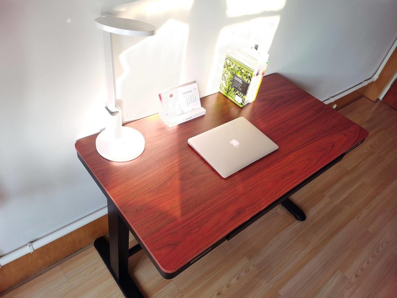 坐立不安的你需要一个乐歌E5电动升降桌，你的健康生活从此开启