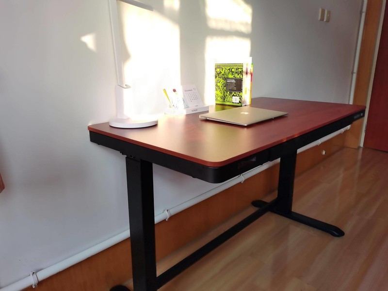 坐立不安的你需要一个乐歌E5电动升降桌，你的健康生活从此开启