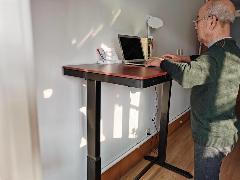 坐立不安的你需要一个乐歌E5电动升降桌，你的健康生活从此开启
