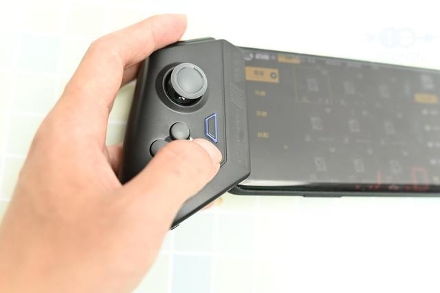 单手持机大屏吃鸡，一半空间全屏实力，北通T1手柄体验