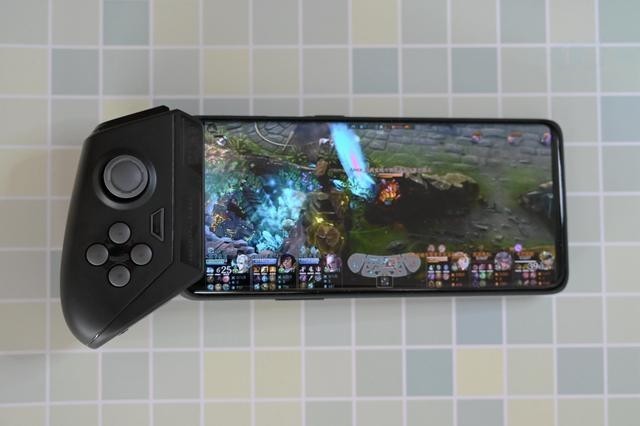 单手持机大屏吃鸡，一半空间全屏实力，北通T1手柄体验