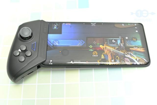 单手持机大屏吃鸡，一半空间全屏实力，北通T1手柄体验