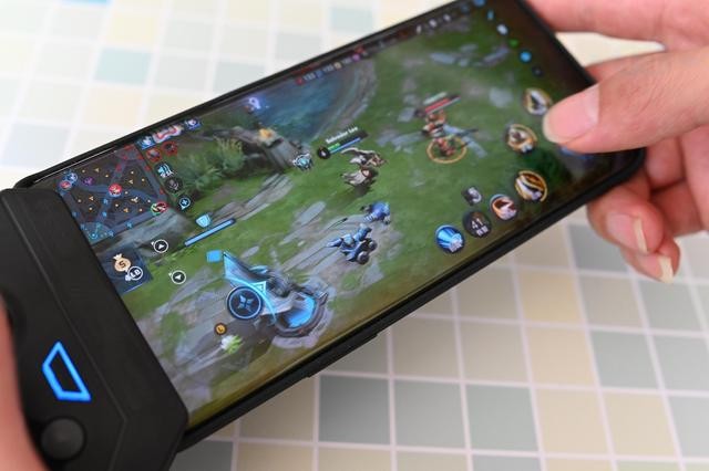 单手持机大屏吃鸡，一半空间全屏实力，北通T1手柄体验