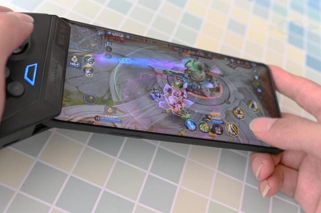 单手持机大屏吃鸡，一半空间全屏实力，北通T1手柄体验