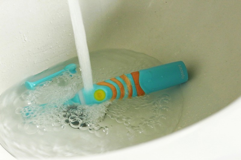 给孩子的礼物 毛毛虫 洗刷刷 大拿儿童牙刷S1