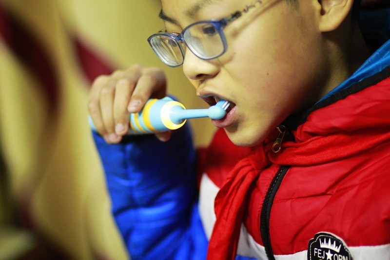 给孩子的礼物 毛毛虫 洗刷刷 大拿儿童牙刷S1