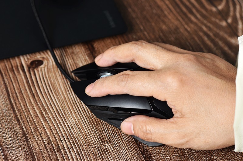 电竞利器助力战场旗开得胜 雷柏VT30幻彩RGB游戏鼠标