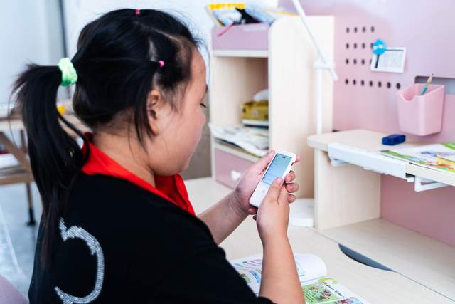 女儿用有道听力宝后，放下了手机，学习英语更有兴趣