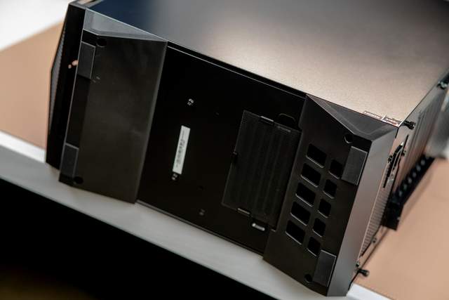 微星宙斯盾AEGIS Z5准系统评测，标配6核心12线程5600X处理器