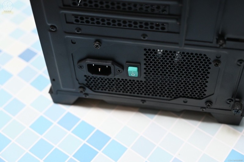 自带RGB灯效，配备显卡专属风道，风行者DF700 Flux上手