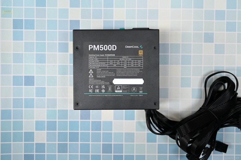 自带RGB灯效，配备显卡专属风道，风行者DF700 Flux上手