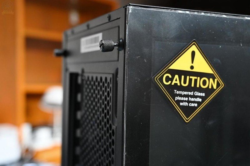 自带RGB灯效，配备显卡专属风道，风行者DF700 Flux上手