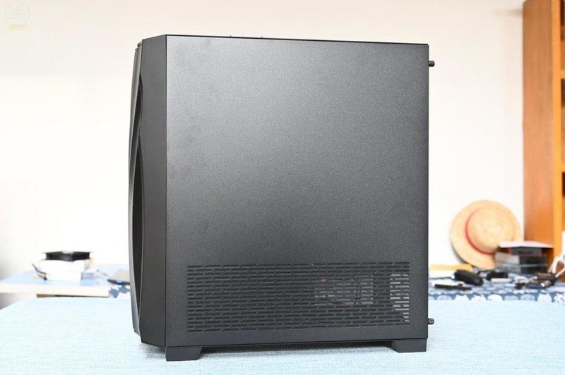 自带RGB灯效，配备显卡专属风道，风行者DF700 Flux上手