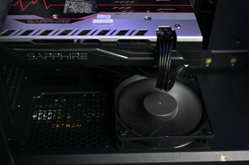 自带RGB灯效，配备显卡专属风道，风行者DF700 Flux上手