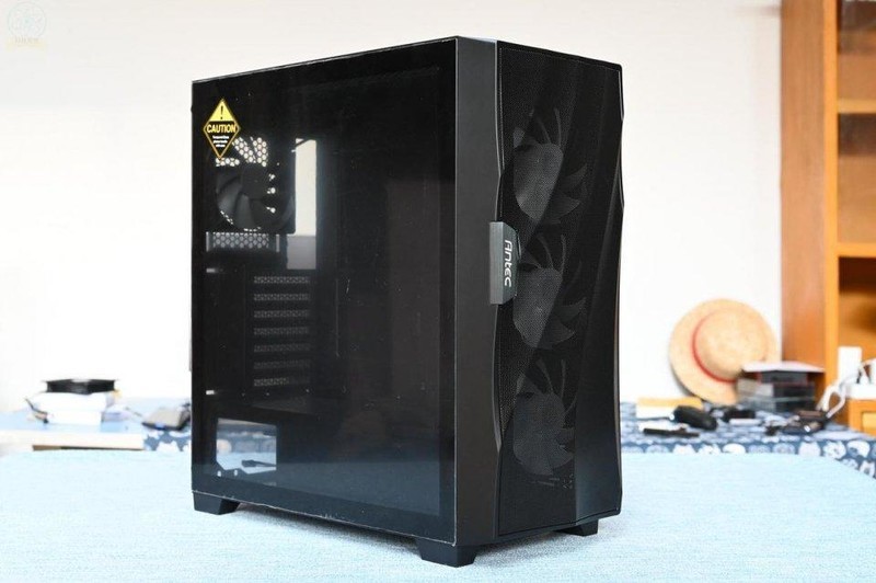 自带RGB灯效，配备显卡专属风道，风行者DF700 Flux上手