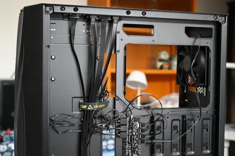 自带RGB灯效，配备显卡专属风道，风行者DF700 Flux上手