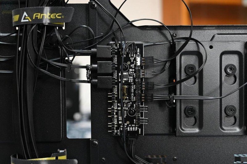 自带RGB灯效，配备显卡专属风道，风行者DF700 Flux上手