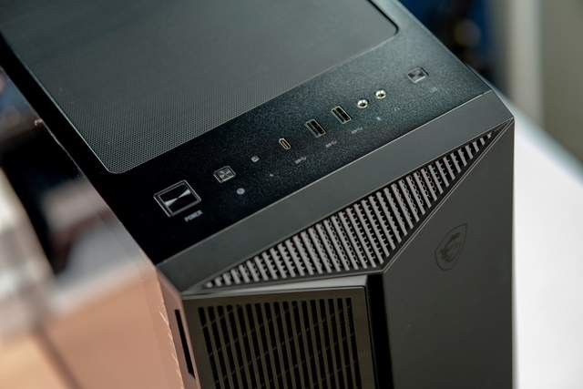 微星宙斯盾AEGIS Z5准系统评测，标配6核心12线程5600X处理器