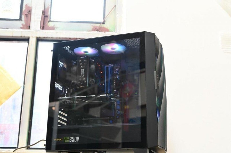 自带RGB灯效，配备显卡专属风道，风行者DF700 Flux上手