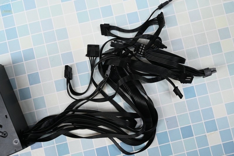 自带RGB灯效，配备显卡专属风道，风行者DF700 Flux上手