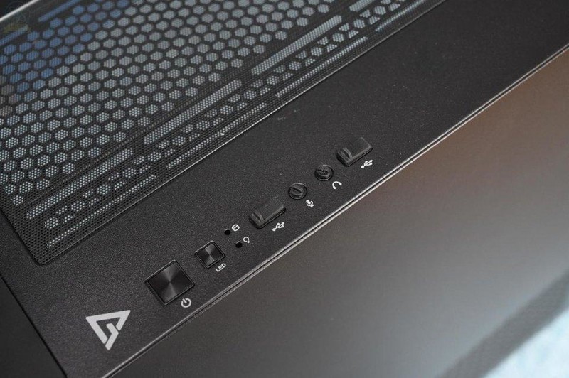 自带RGB灯效，配备显卡专属风道，风行者DF700 Flux上手