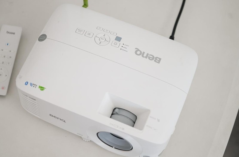 明基E530智能投影仪：让教学更生动，孩子上课更感兴趣