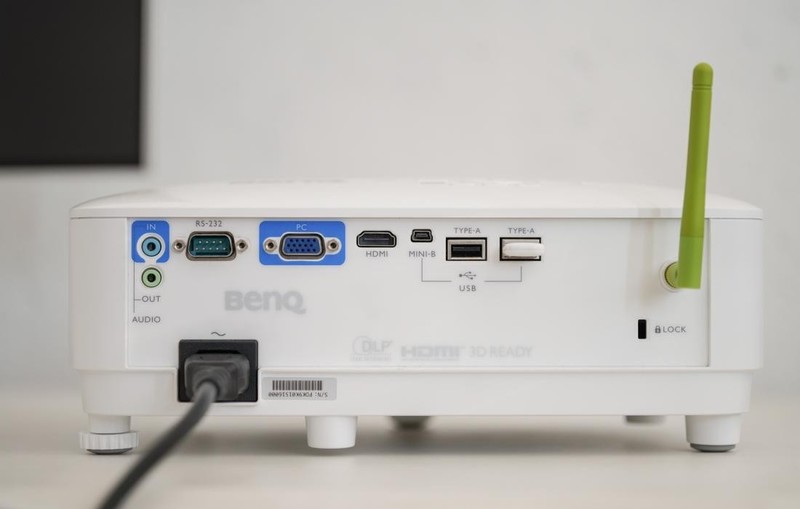 明基E530智能投影仪：让教学更生动，孩子上课更感兴趣