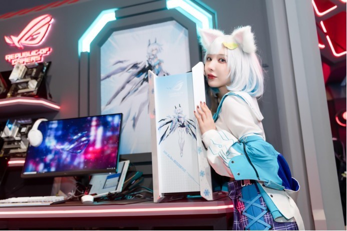 CF对抗赛+液氮超频 华硕主板引爆BW2021