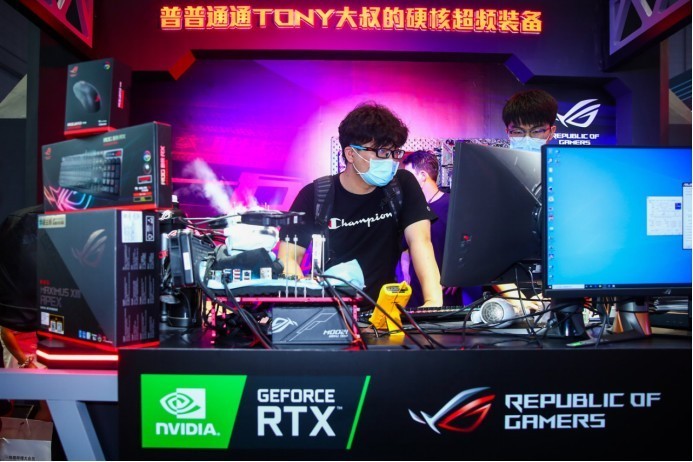 CF对抗赛+液氮超频 华硕主板引爆BW2021