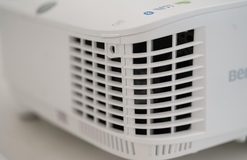 明基E530智能投影仪：让教学更生动，孩子上课更感兴趣