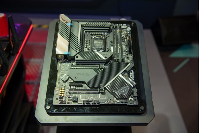 CF对抗赛+液氮超频 华硕主板引爆BW2021