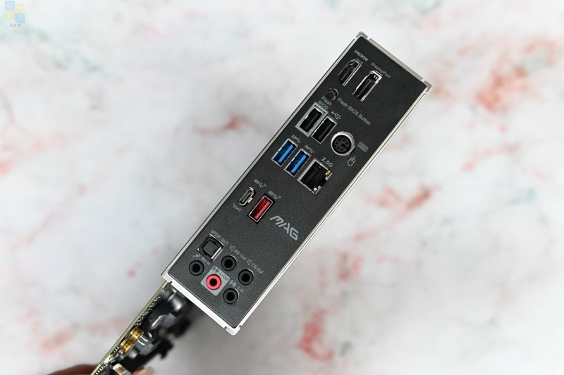 风道设计独特，外观简约时尚，安钛克DF 700 Flux机箱体验