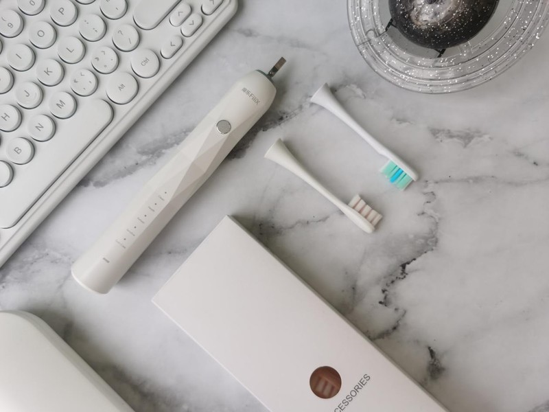 护理梅姐：电动牙刷哪个好？评测护龈扉乐电动牙刷