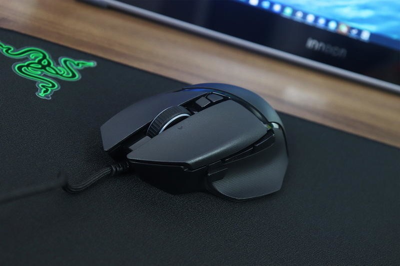 11幻彩区+26K DPI+纵横智能滚轮：雷蛇巴塞利斯蛇V3游戏鼠标体验