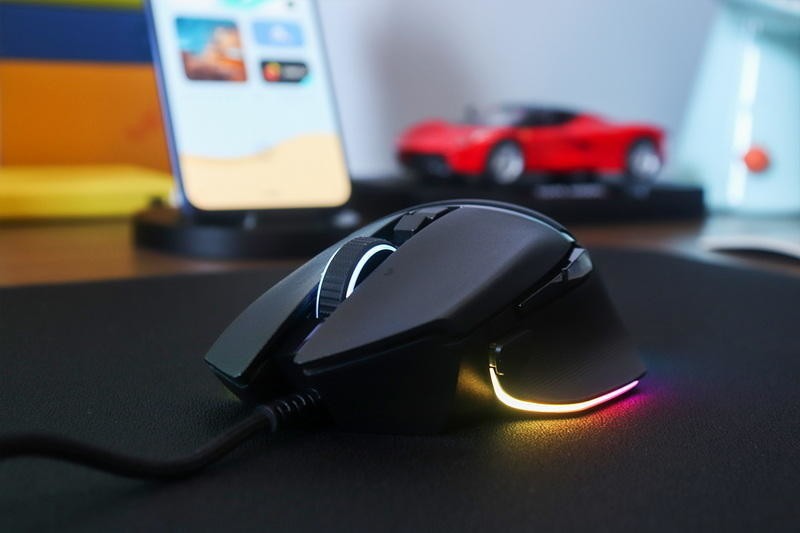 11幻彩区+26K DPI+纵横智能滚轮：雷蛇巴塞利斯蛇V3游戏鼠标体验