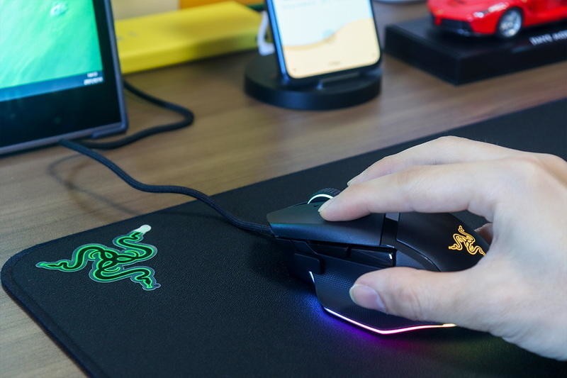 11幻彩区+26K DPI+纵横智能滚轮：雷蛇巴塞利斯蛇V3游戏鼠标体验