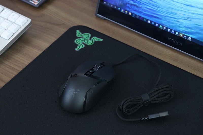 11幻彩区+26K DPI+纵横智能滚轮：雷蛇巴塞利斯蛇V3游戏鼠标体验