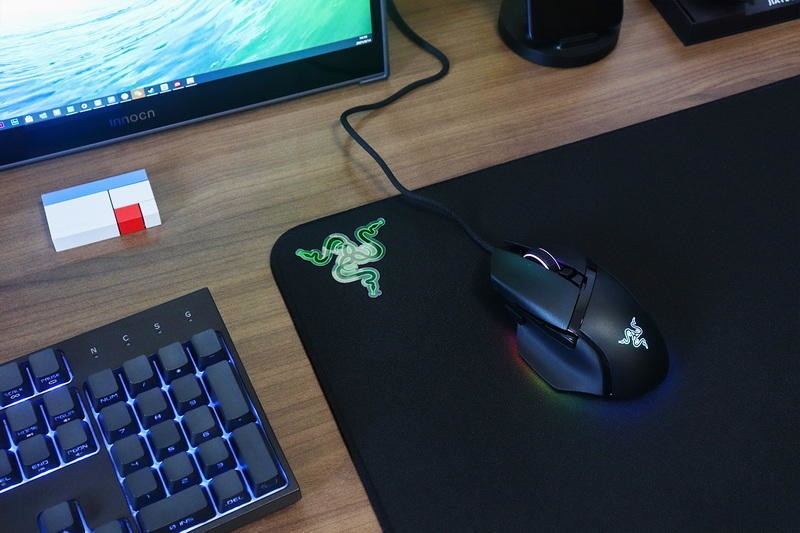 11幻彩区+26K DPI+纵横智能滚轮：雷蛇巴塞利斯蛇V3游戏鼠标体验