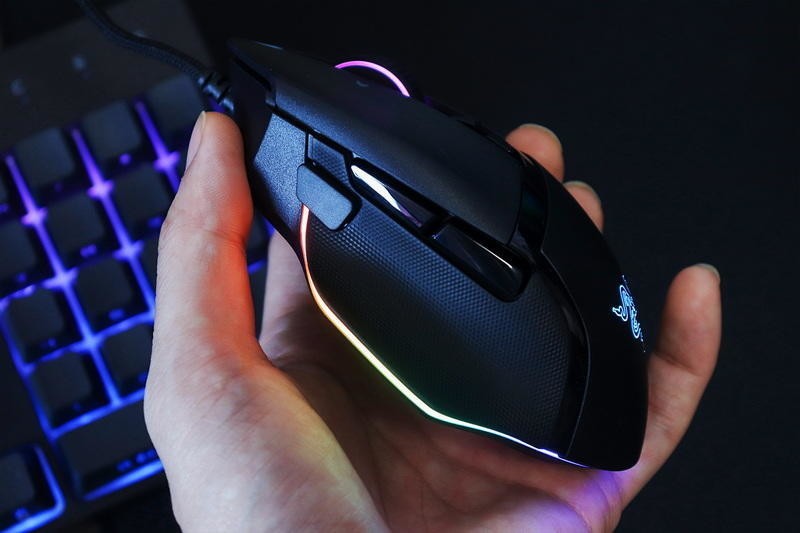 11幻彩区+26K DPI+纵横智能滚轮：雷蛇巴塞利斯蛇V3游戏鼠标体验