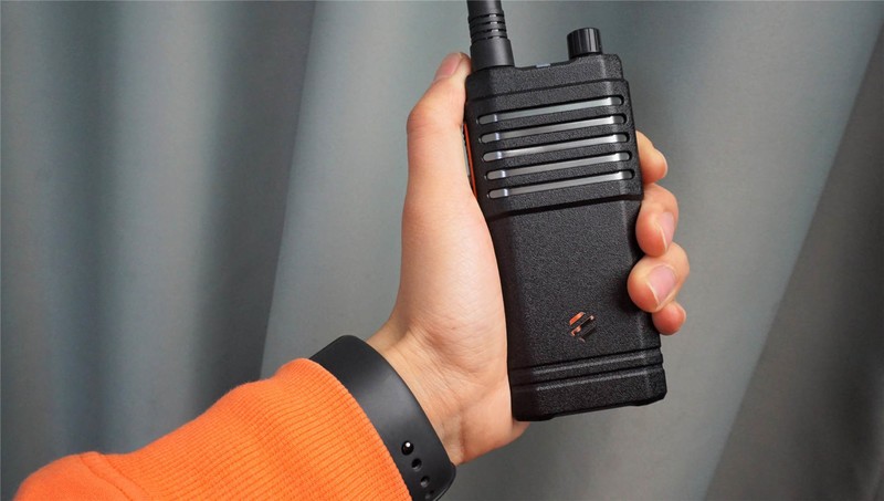 短距离通讯神器！极蜂新品对讲机首测：要成自驾游车主的最爱