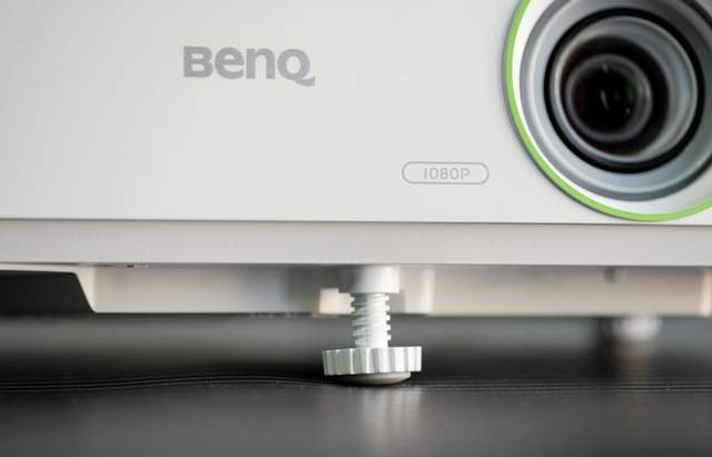 平面设计人员往往需要色彩还原精准、分辨率高、亮度对比度强的高清投影仪，便于在投屏