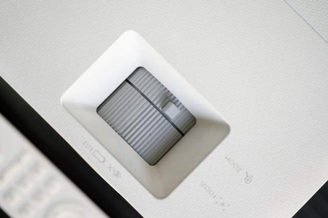 平面设计人员往往需要色彩还原精准、分辨率高、亮度对比度强的高清投影仪，便于在投屏